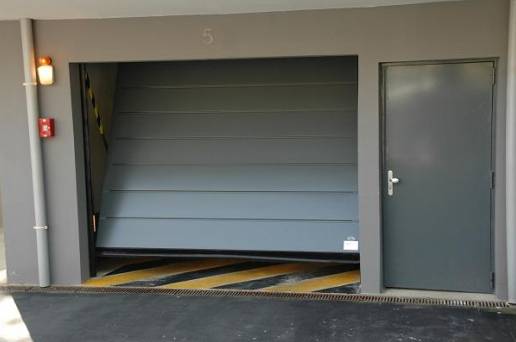 DIP Fermetures réalise l'installation de la porte de votre garage